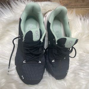 On Cloud tennis shoes size 7.5